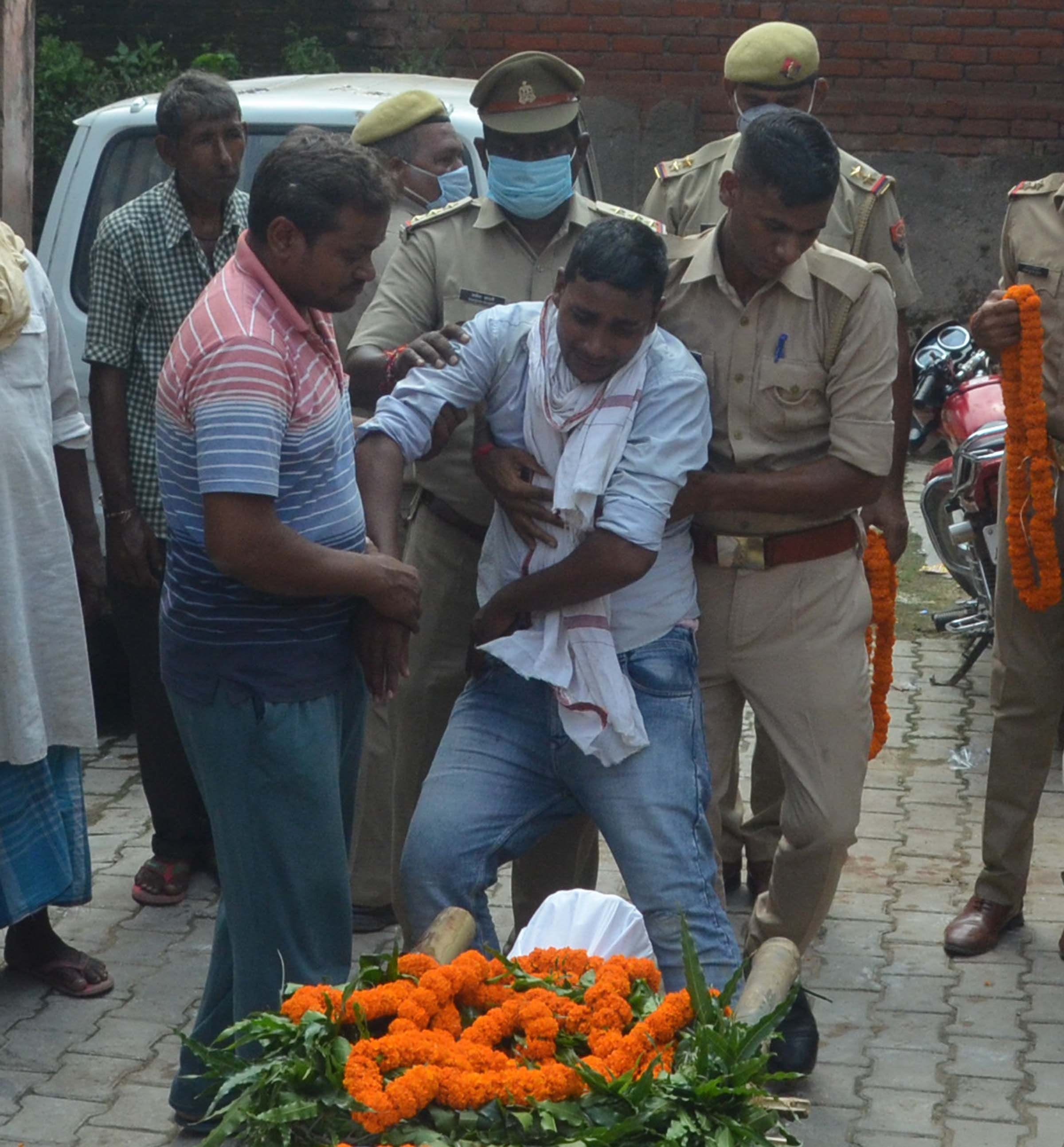 प्रतापगढ़ में पोस्टमार्टम हाउस में भाई का शव देखकर बिलखता बड़ा भाई।