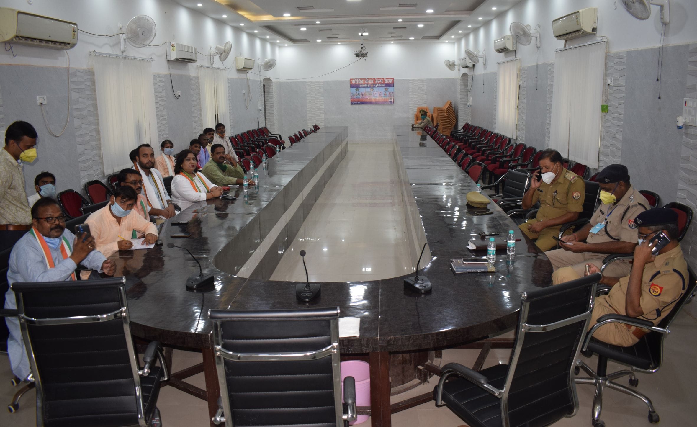फोटो-3-पुलिस लाइन सभागार में नजरबंद किए गए कांग्रेस पूर्व जिलाध्यक्ष राजीव कुमार सिंह लोध व अन्य ? फोटो-3-पुलिस लाइन सभागार में नजरबंद किए गए कांग्रेस पूर्व जिलाध्यक्ष राजीव कुमार सिंह लोध व अन्य ?