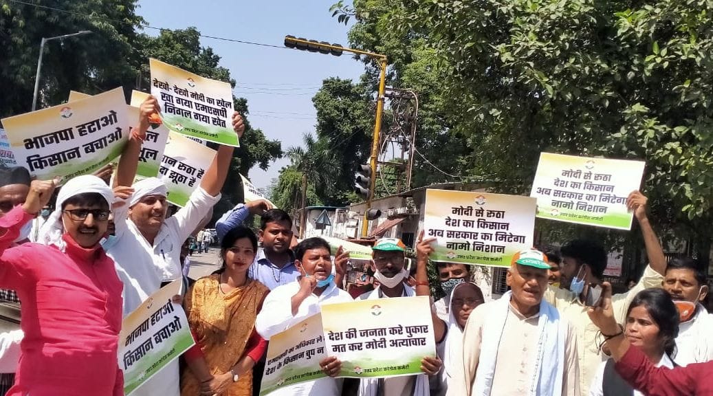 ोटो-5-लखनऊ में अपने समर्थकों के साथ प्रदर्शन करने पहुंचे जिलाध्यक्ष आशीष सिंह व अन्य। संवाद ोटो-5-लखनऊ में अपने समर्थकों के साथ प्रदर्शन करने पहुंचे जिलाध्यक्ष आशीष सिंह व अन्य। संवाद