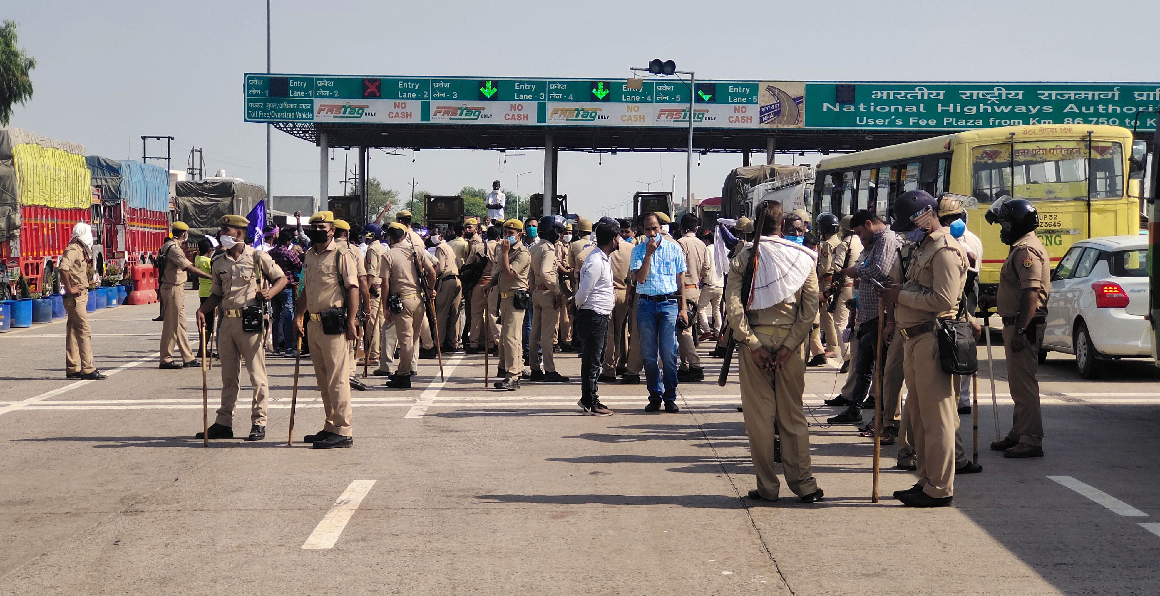 चंद्रशेखर आजाद को रोकने के लिए गभाना टोल प्लाजा पर तैनात पुलिसफोर्स।