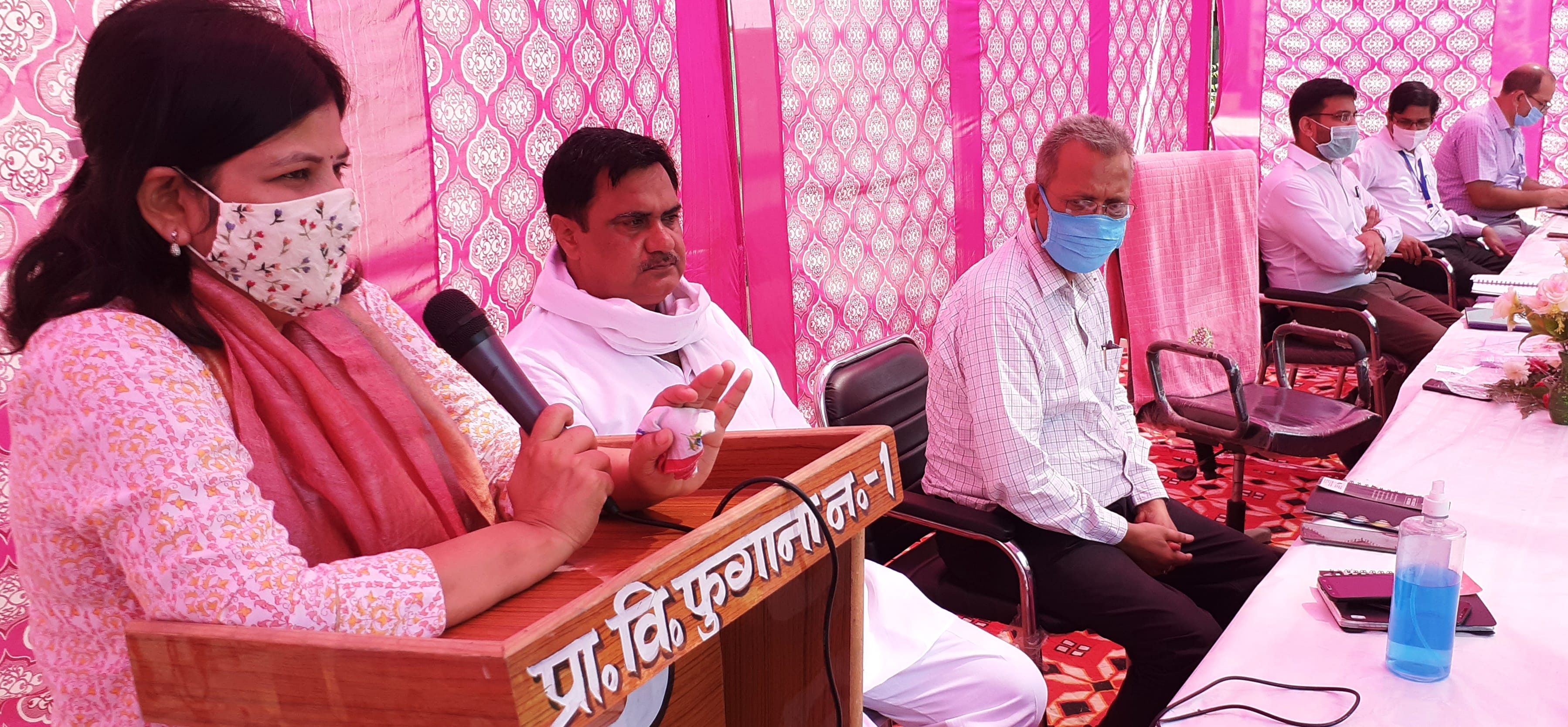 फोटो कैप्सन बुढ़ाना 27द्वठ्ठद्दड्ढस्रठ्ठ3 में फुगाना गांव में ग्रामीणों को संबोधित करती नोड़ल अ?