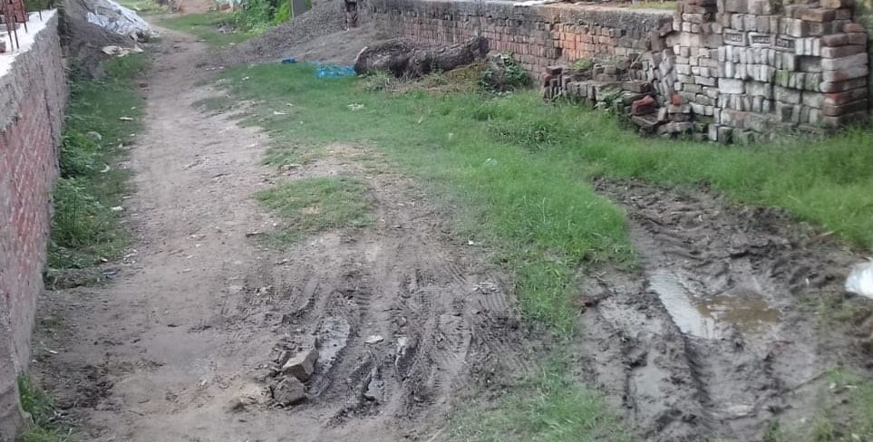 कस्बे के वार्ड नंबर एक में जर्जर सड़क।
