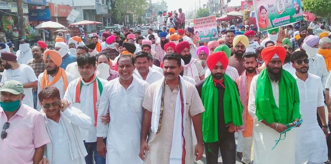 बाजपुर में प्रदर्शन करते कांग्रेस कार्यकर्ता औ्र किसान । बाजपुर में प्रदर्शन करते कांग्रेस कार्यकर्ता औ्र किसान ।