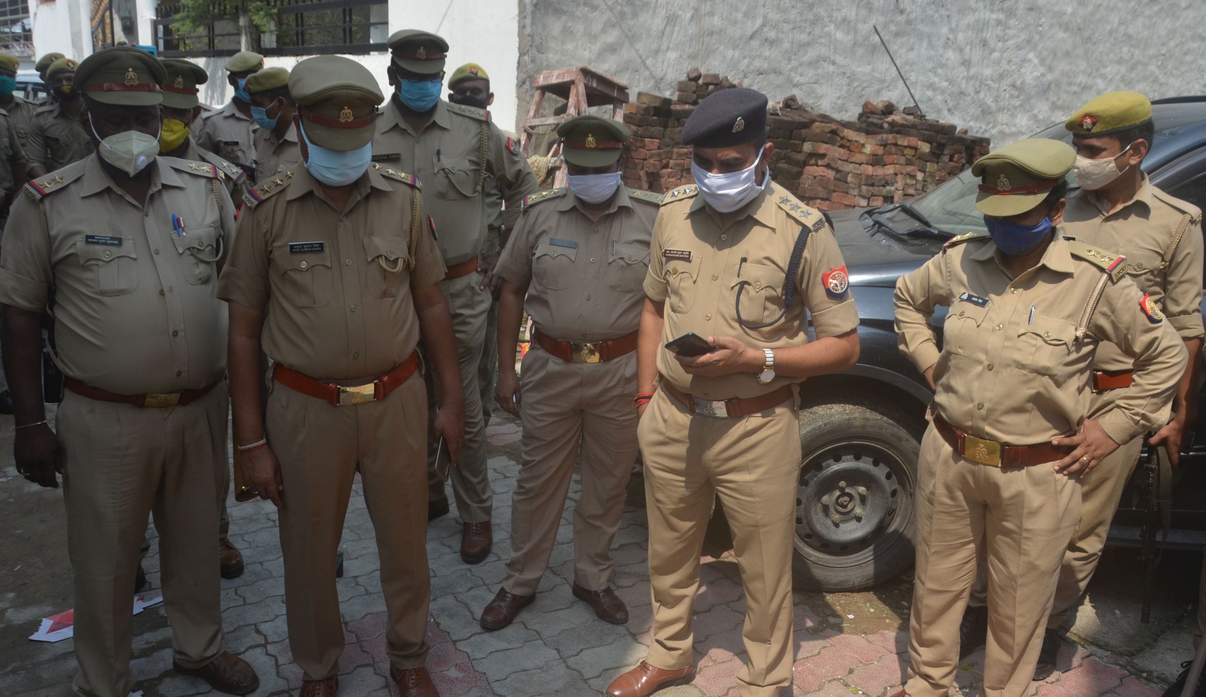रायबरेली में रविवार को शातिर अपराधी राजू सोनार की चल-अचल संपत्ति कुर्क करने के लिए शाहटोला पहुंच? रायबरेली में रविवार को शातिर अपराधी राजू सोनार की चल-अचल संपत्ति कुर्क करने के लिए शाहटोला पहुंच?
