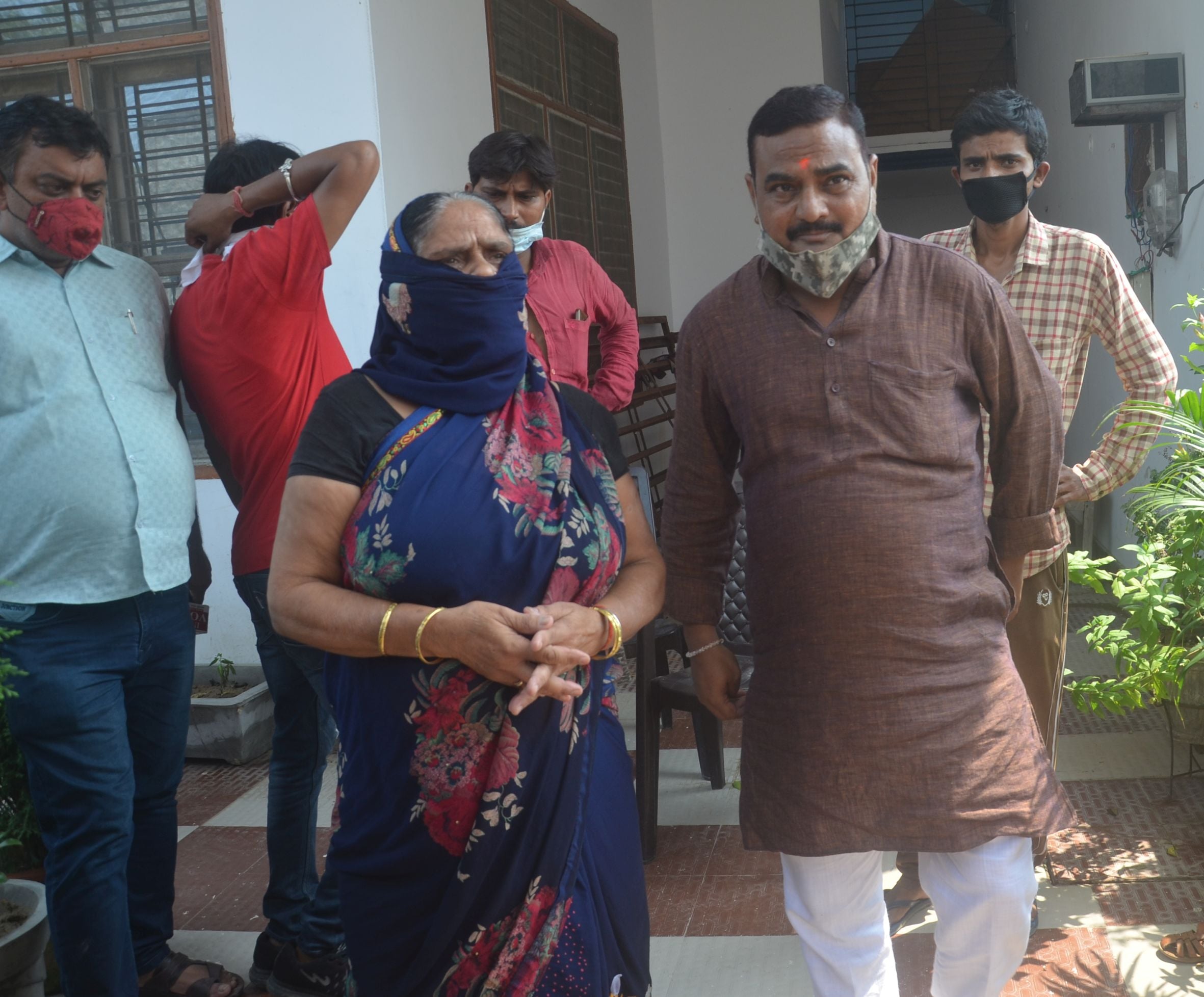 रायबरेली में रविवार को शातिर अपराधी राजू सोनार की चल-अचल संपत्ति कुर्क करने के दौरान परेशान परिव? रायबरेली में रविवार को शातिर अपराधी राजू सोनार की चल-अचल संपत्ति कुर्क करने के दौरान परेशान परिव?