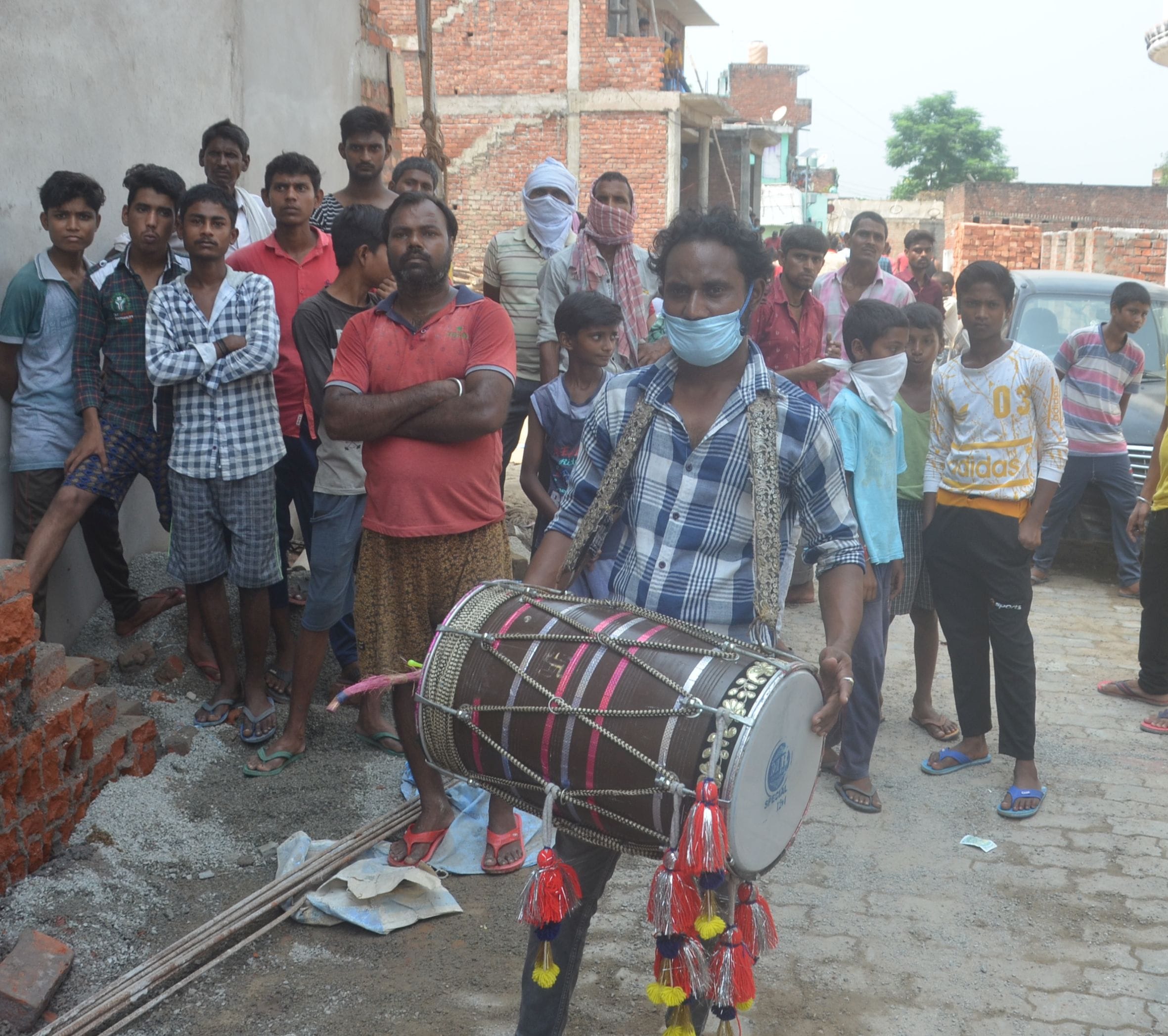 रायबरेली में रविवार को शातिर अपराधी राजू सोनार की चल-अचल संपत्ति कुर्क करने के दौरान पीटी जाती डु रायबरेली में रविवार को शातिर अपराधी राजू सोनार की चल-अचल संपत्ति कुर्क करने के दौरान पीटी जाती डु