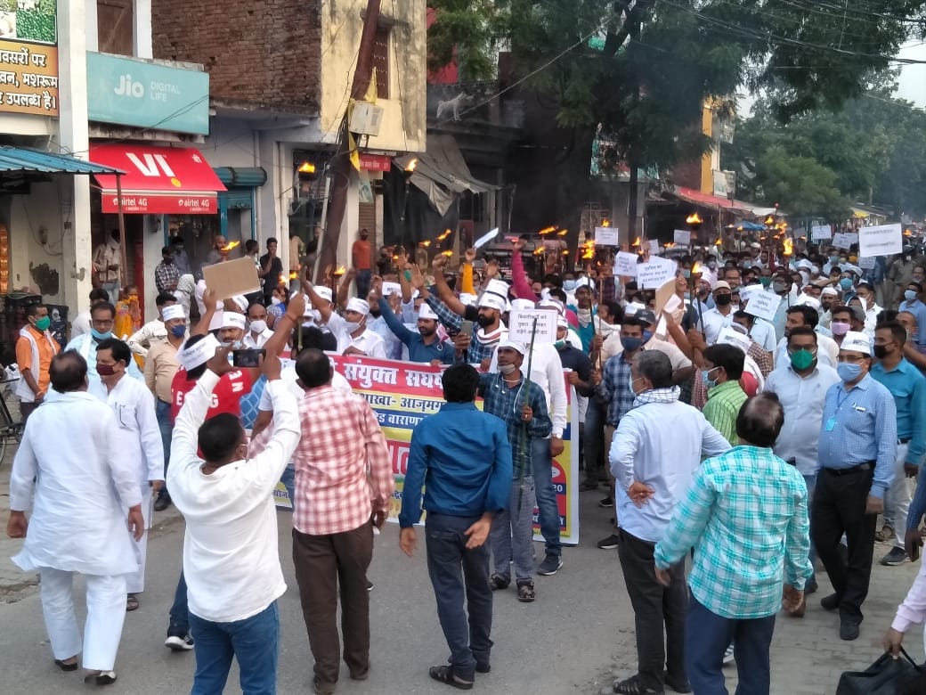 बिजली के निजीकरण के विरोध में मशाल जुलूस निकालते बिजलीकर्मी। बिजली के निजीकरण के विरोध में मशाल जुलूस निकालते बिजलीकर्मी।