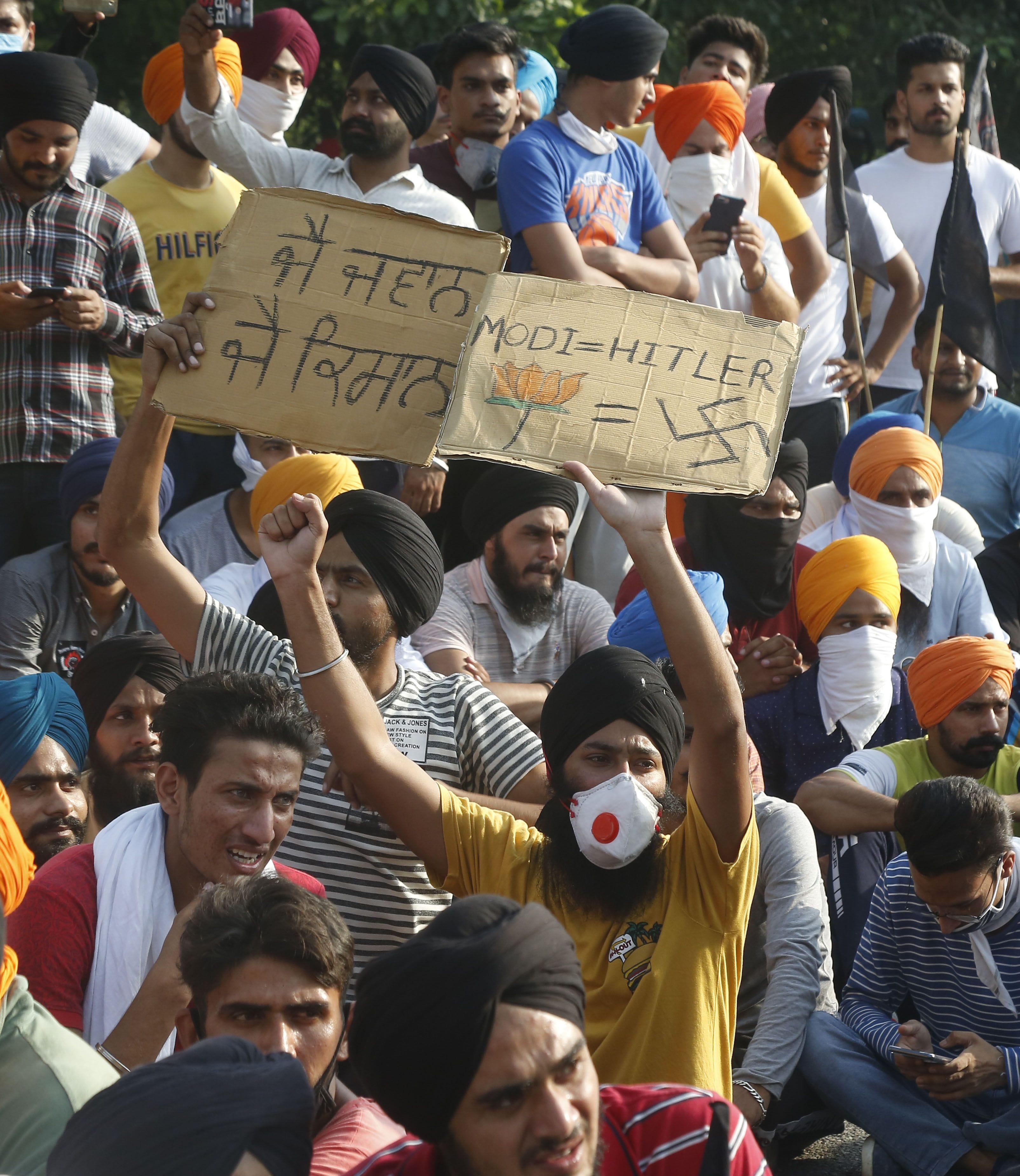प्रदर्शन कर रहे किसानों को पुलिस ने चंडीगढ़ में प्रवेश करने से रोका। चंडीगढ़ पुलिस के साथ हल्की ध