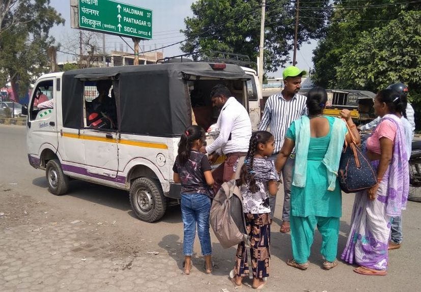 रुद्रपुर के डीडी चौक पर हल्द्वानी को सवारियां भरता चालक।