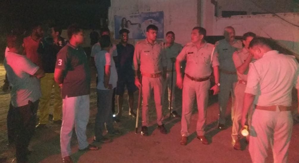 घटना की जानकारी पर मौके पर पहुंची थाना पुलिस व मौजूद लोग। 