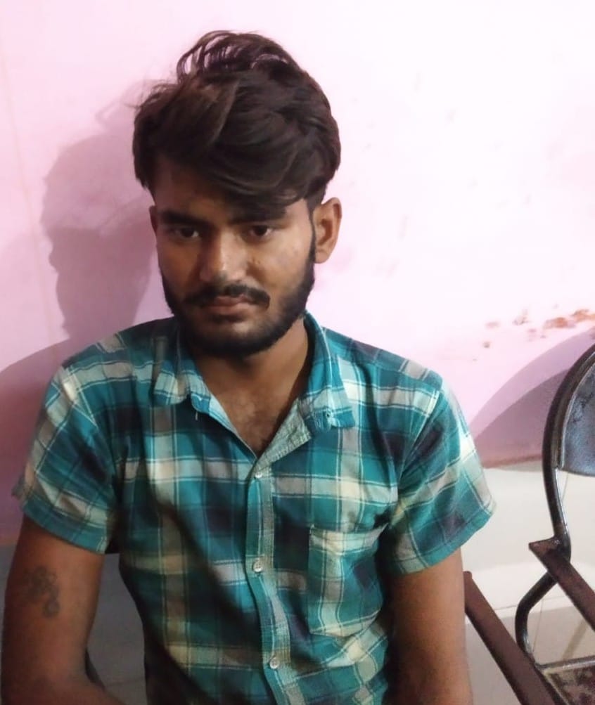 सठियांव चीनी मिल में घायल कर्मचारी।