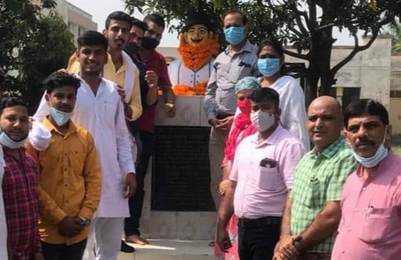 रुद्रपुर डिग्री कॉलेज में भगत सिंह को श्रद्धांजलि देते प्राध्यापक व छात्र। रुद्रपुर डिग्री कॉलेज में भगत सिंह को श्रद्धांजलि देते प्राध्यापक व छात्र।
