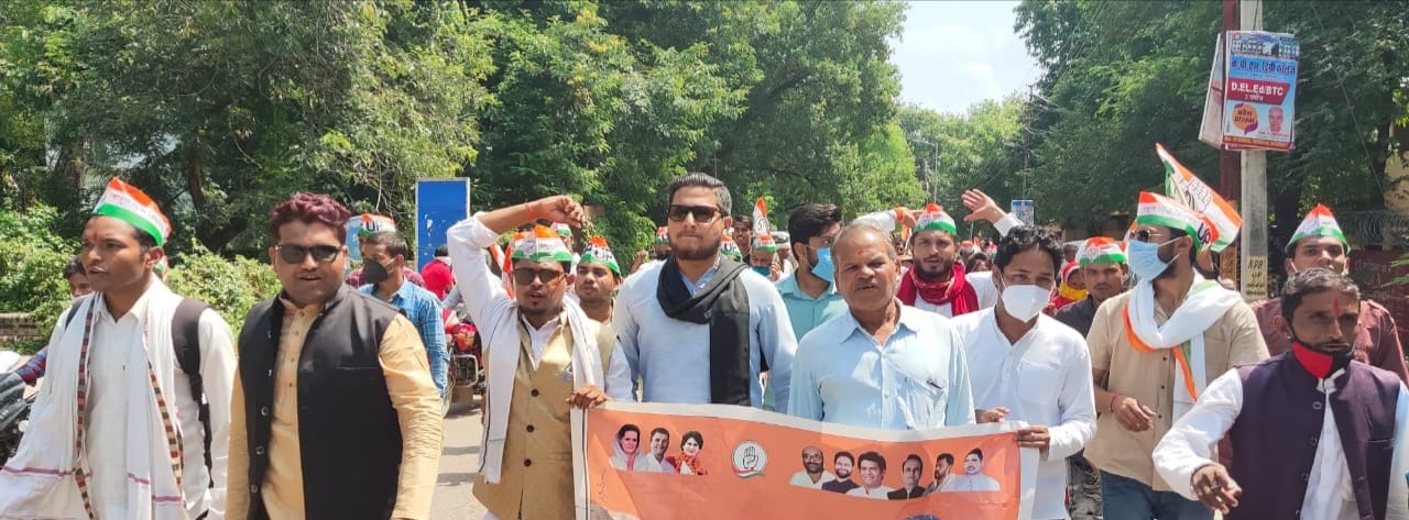 प्रदर्शन कर ज्ञापन देने जाते कांग्रेसी प्रदर्शन कर ज्ञापन देने जाते कांग्रेसी