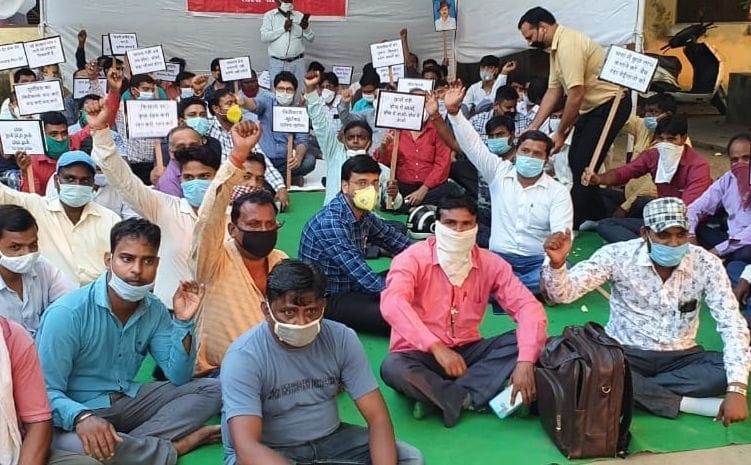 अधीक्षण अभियंता कार्यालय में विरोध सभा करते पावर कॉरपोरेशन के कर्मचारी।