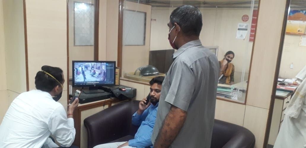 सीसीटीवी कैमरे की जांच करते बैंक अधिकारी। सीसीटीवी कैमरे की जांच करते बैंक अधिकारी।