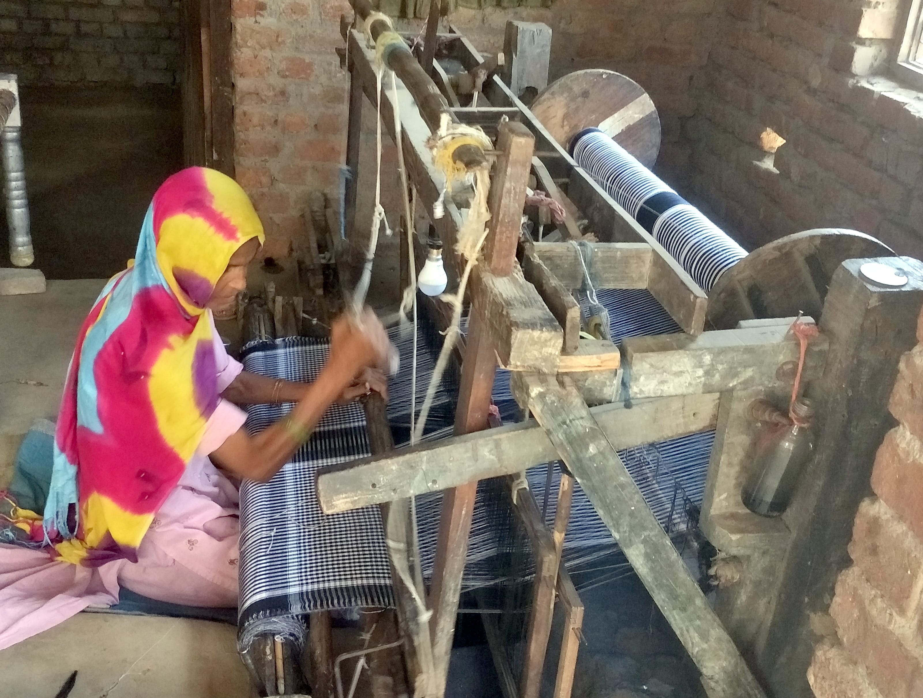 बरुकी के ग्राम खुरर्मपुर में कपड़ा बुनते बुनकर। बरुकी के ग्राम खुरर्मपुर में कपड़ा बुनते बुनकर।