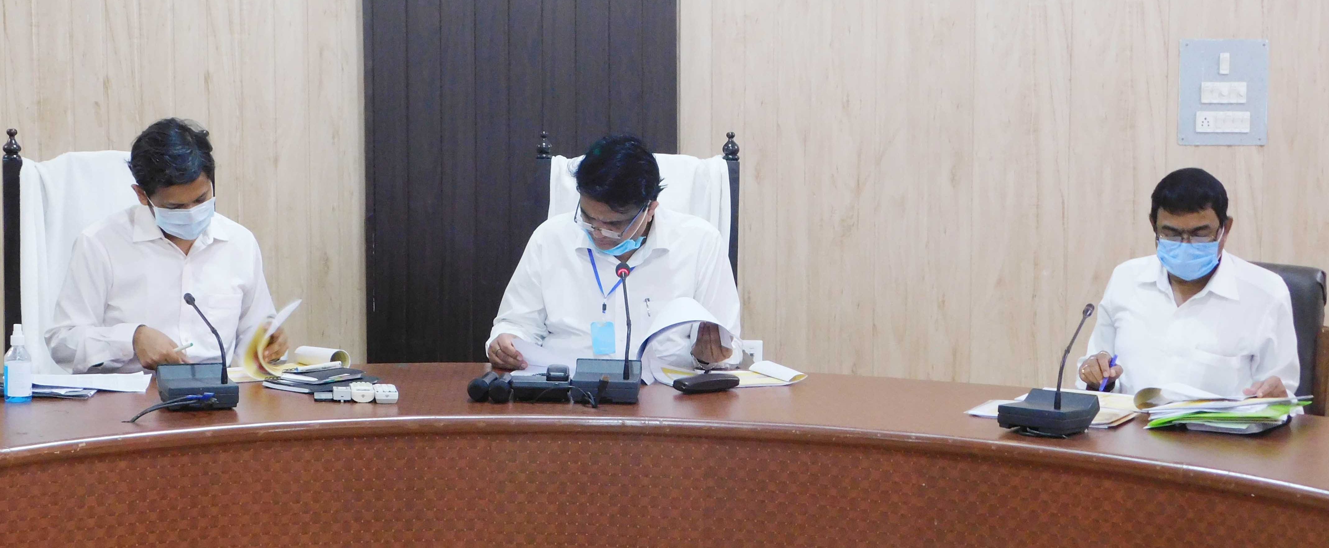 गांधी सभागार में बैठक करते नोडल अधिकारी, साथ में डीएम और सीडीओ। गांधी सभागार में बैठक करते नोडल अधिकारी, साथ में डीएम और सीडीओ।
