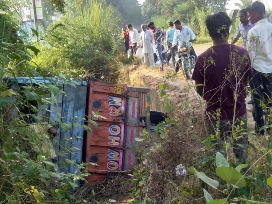 नजीबाबाद के बुंदकी मार्ग पर पुलिया में गिरे सीमेंट से भरे ट्रक को देखते क्षेत्रवासी।