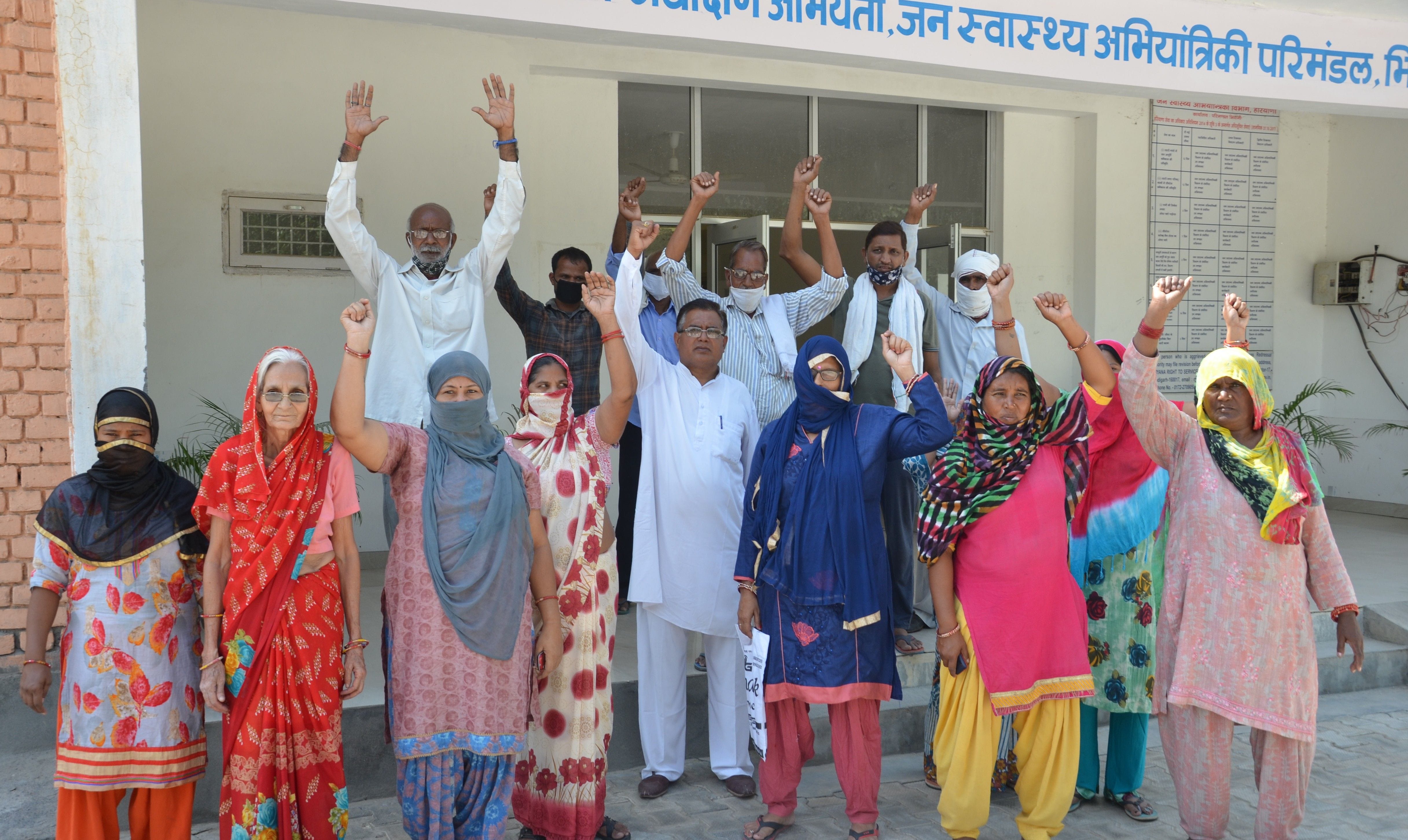 पब्लिक हेल्थ कार्यालय के बाहर प्रदर्शन करते पेयजल समस्या से परेशान विभिन्न कॉलोनियों के लोग। सं