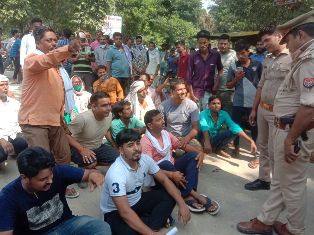 कंधई थाने के किशुनगंज बाजार में पुलिस द्वारा व्यापारियों के उत्पीड़न के विरोध में जाम लगाकर धरन?