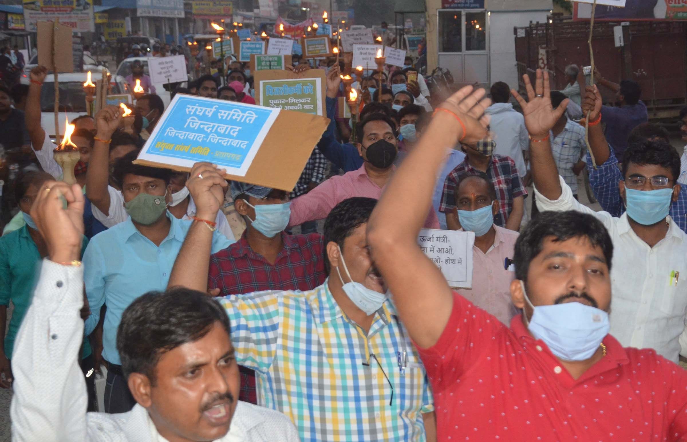 निजीकरण के विरोध में भंगवा चुंगी कार्यालय से मशाल जुलूस निकाले बिजली विभाग के कर्मचारी। निजीकरण के विरोध में भंगवा चुंगी कार्यालय से मशाल जुलूस निकाले बिजली विभाग के कर्मचारी।