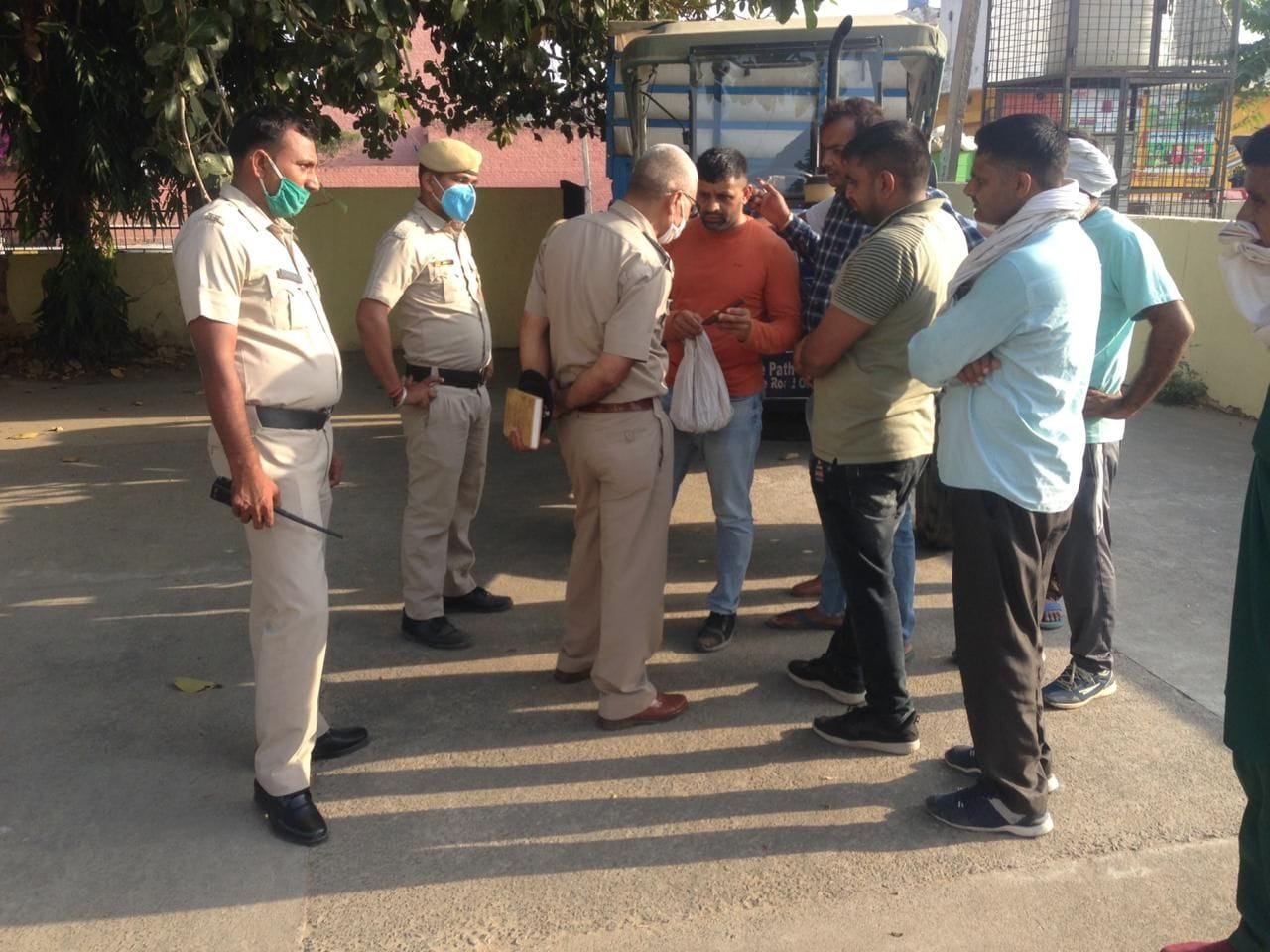 धान की खरीद नहीं होने पर जाम लगाने की सूचना मिलने पर पहुंची पुलिस।