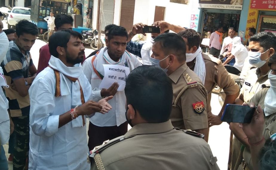 सीएम का पुतला फूंकने जा रहे कांग्रेस सेवा दल के कार्यकर्ताओं की पुलिस से होती नोकझोंक। सीएम का पुतला फूंकने जा रहे कांग्रेस सेवा दल के कार्यकर्ताओं की पुलिस से होती नोकझोंक।