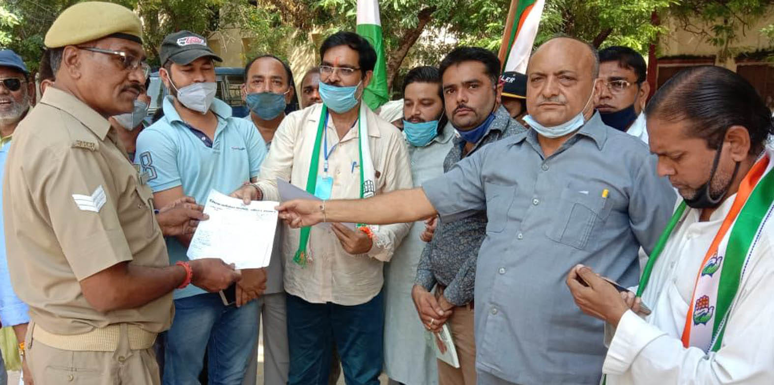 एसपी दफ्तर में ज्ञापन देते कांग्रेस नेता।
