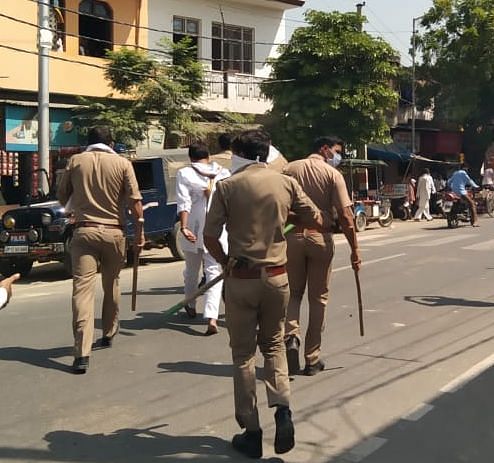 कांग्रेस सेवा दल के कार्यकर्ता को हिरासत में लेकर जीप में बैठाती पुलिस। कांग्रेस सेवा दल के कार्यकर्ता को हिरासत में लेकर जीप में बैठाती पुलिस।