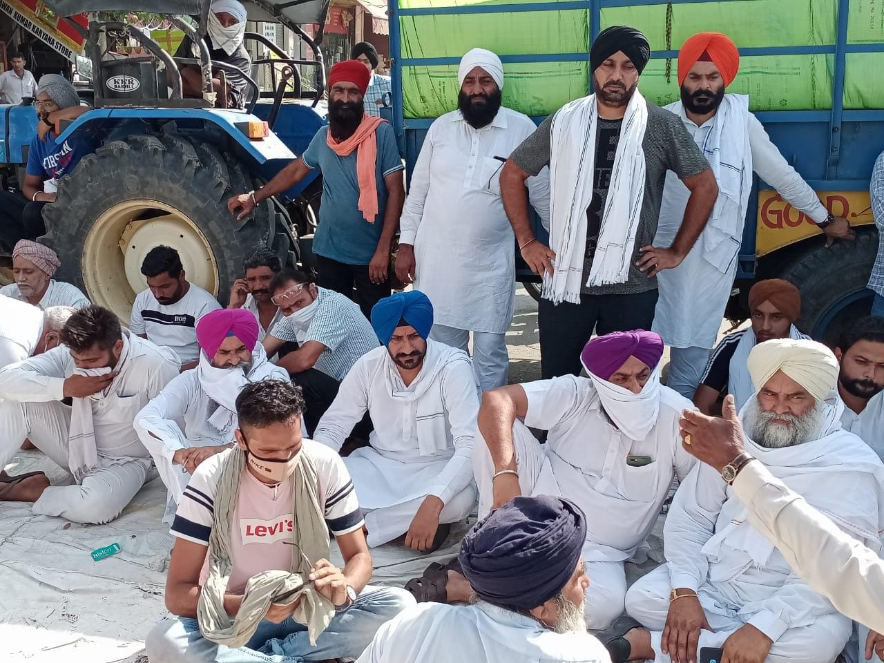 जाम लगातें किसान। जाम लगातें किसान।