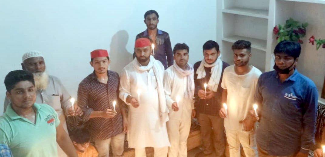 जलालाबाद में हाथरस की बेटी की हत्या के विरोध में कैंडल जलाकर विरोध करते सपा कार्यकर्ता।