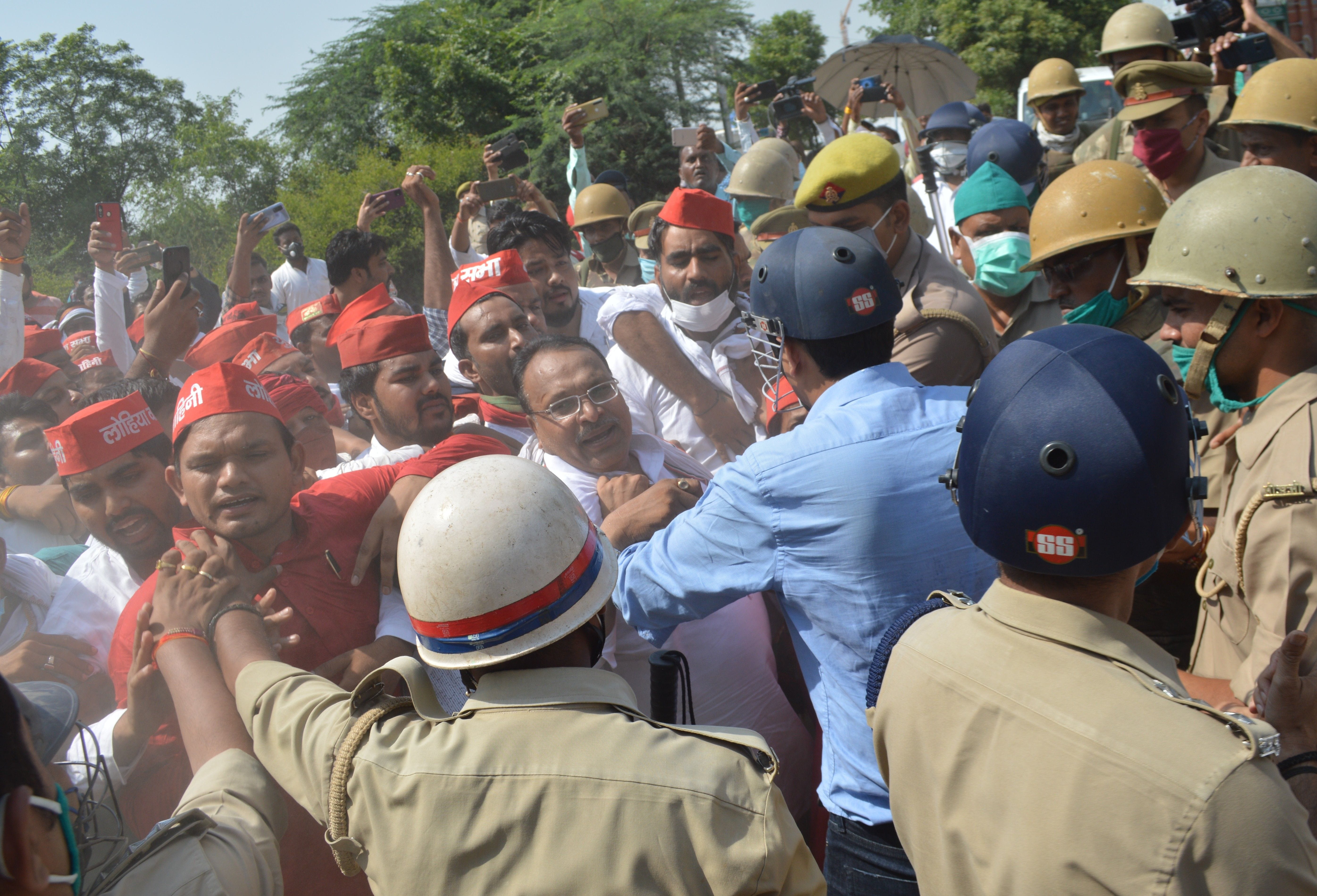 फोटो12 हाथरस: बिटिया के गांव जाने से रोकने पर सपाइयों की पुलिस कर्मियों से होती धक्का-मुक्की।