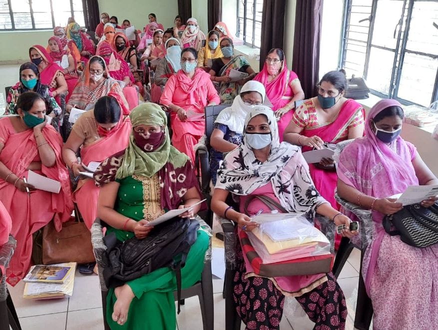  रोहटा ब्लॉक के सभागार में मतदाता सूची प्रशिक्षण में मौजूद बीएलओ।