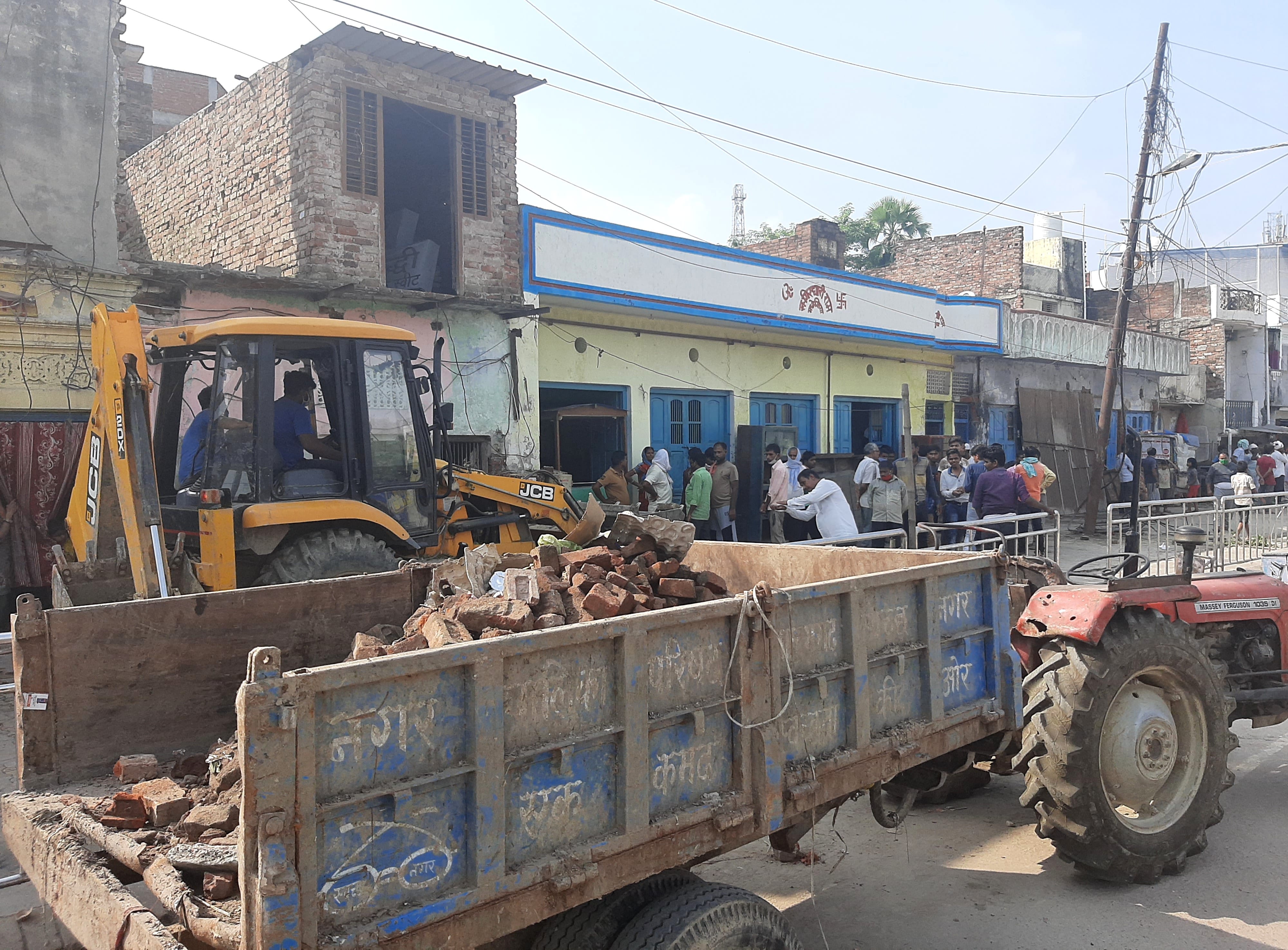ेलवे स्टेशन क्षेत्र से हटाया जाता अतिक्रमण।