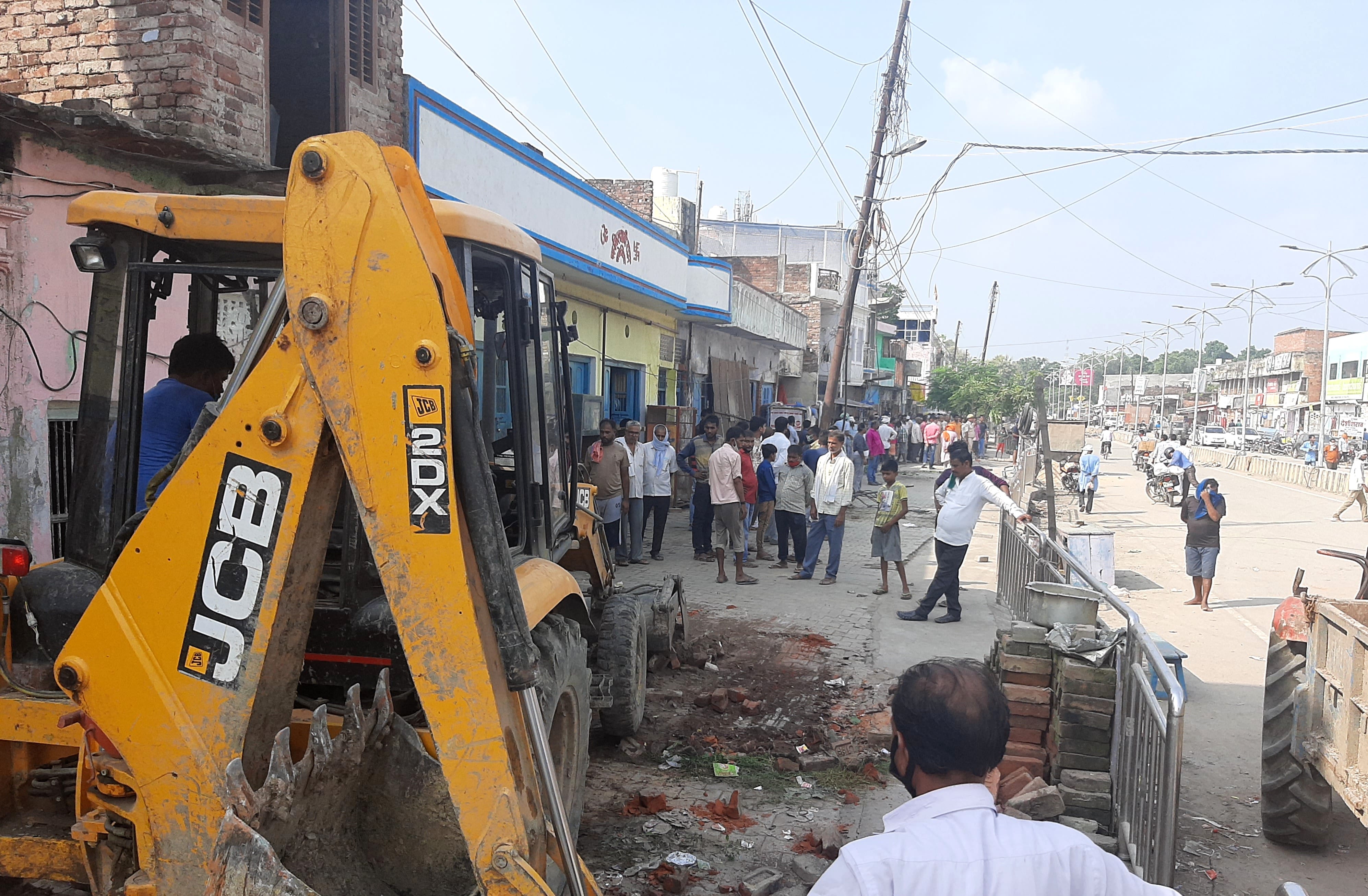 रेलवे स्टेशन क्षेत्र से हटाया जाता अतिक्रमण।