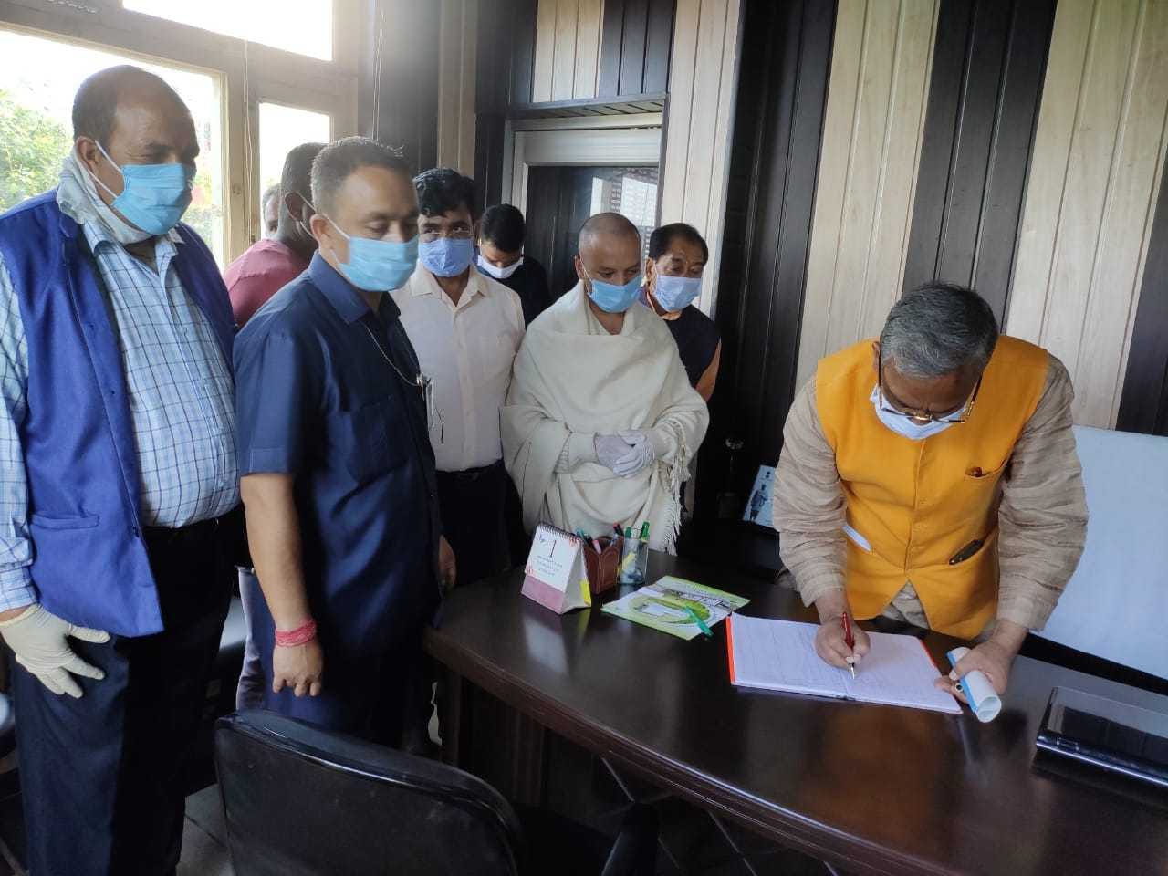 लोहाघाट के फोर्ती गांव की मानस डेरी के आगंतुक रजिस्टर में टिप्पणी लिखते मुख्यमंत्री त्रिवेंद्र लोहाघाट के फोर्ती गांव की मानस डेरी के आगंतुक रजिस्टर में टिप्पणी लिखते मुख्यमंत्री त्रिवेंद्र