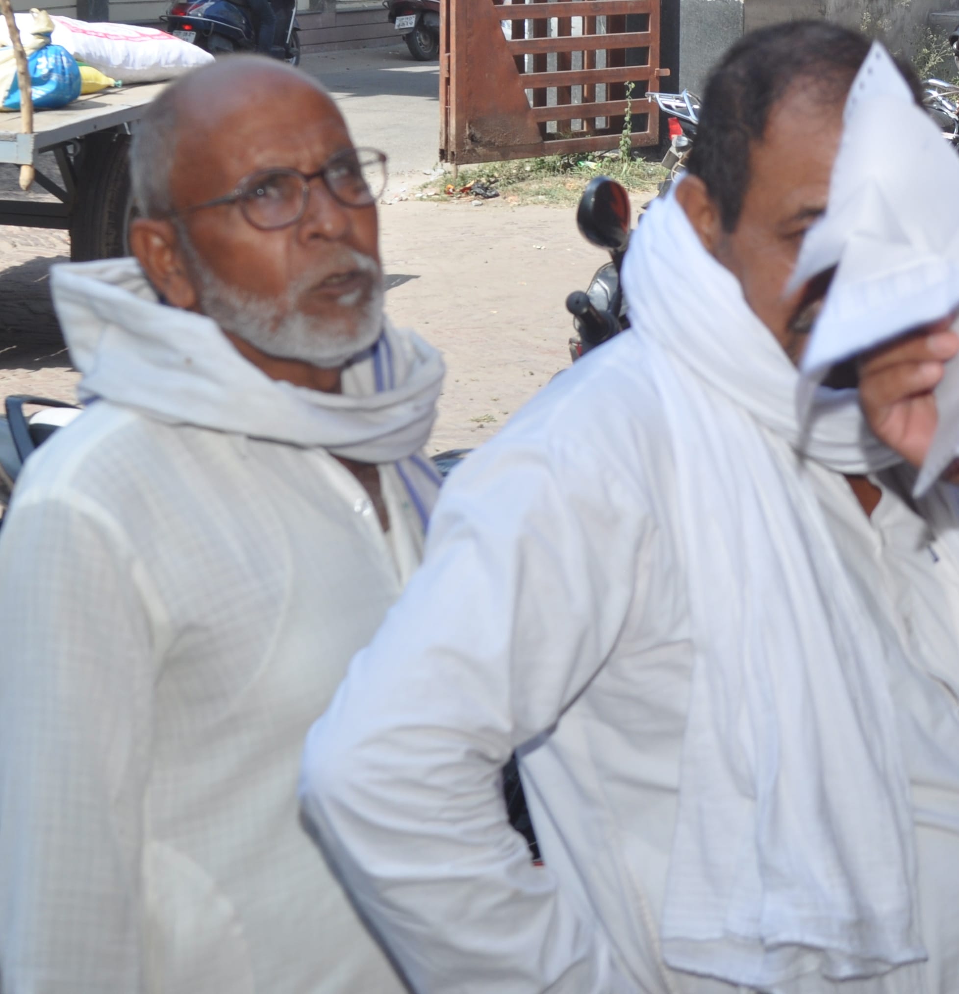 शामली गन्ना समिति कार्यालय मे किसान मेले की भीड में खडे वरिष्ट नागरिक शामली गन्ना समिति कार्यालय मे किसान मेले की भीड में खडे वरिष्ट नागरिक