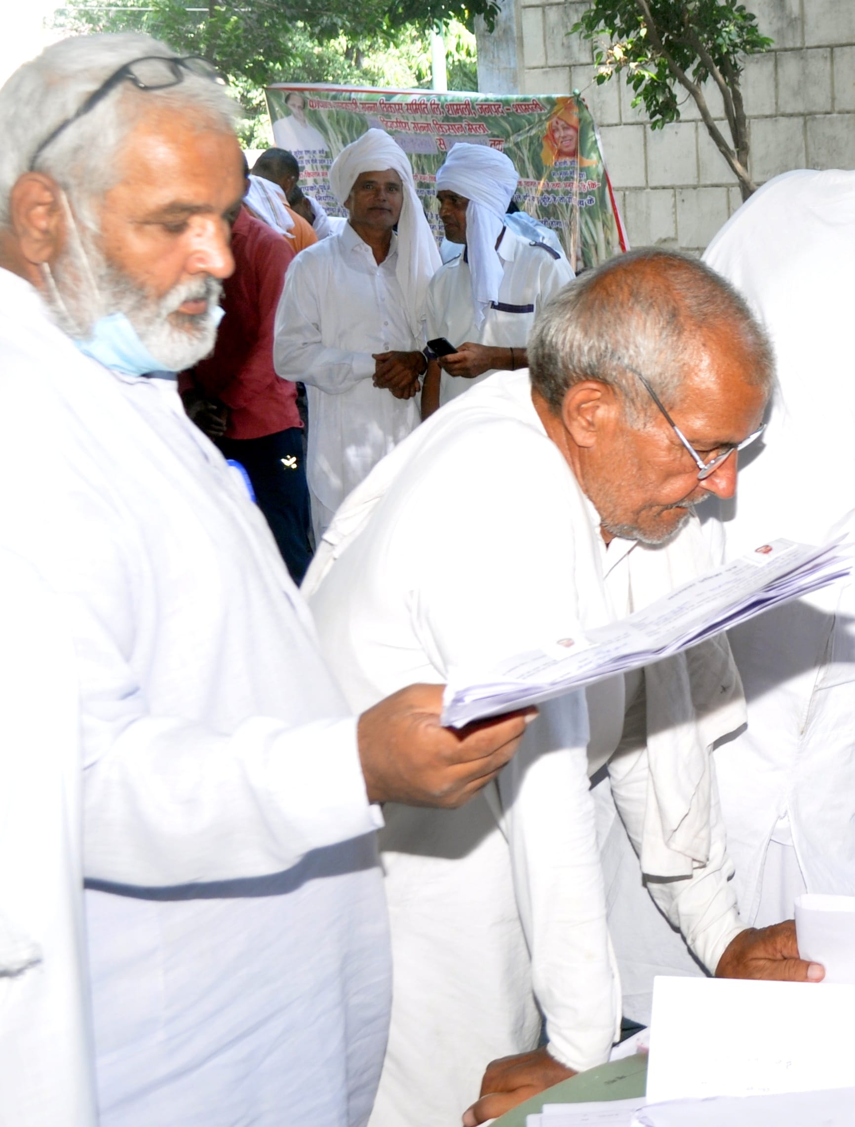 शामली गन्ना समिति कार्यालय मे किसान मेले की भीड में खडे वरिष्ट नागरिक शामली गन्ना समिति कार्यालय मे किसान मेले की भीड में खडे वरिष्ट नागरिक