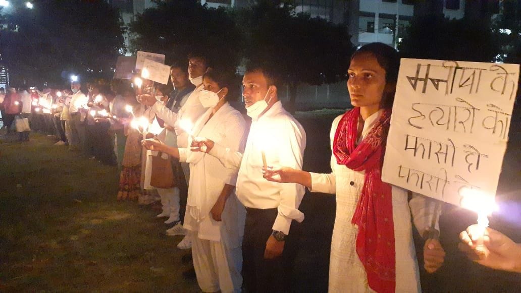 हाथरस की घटना के विरोध में कलक्ट्रेट पर कैंडल मार्च निकालते युवा। हाथरस की घटना के विरोध में कलक्ट्रेट पर कैंडल मार्च निकालते युवा।