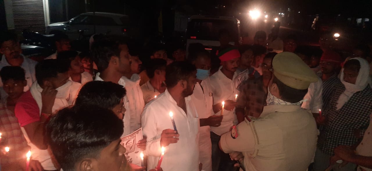 फरिहां में कैंडल मार्च निकालते लोग। फरिहां में कैंडल मार्च निकालते लोग।