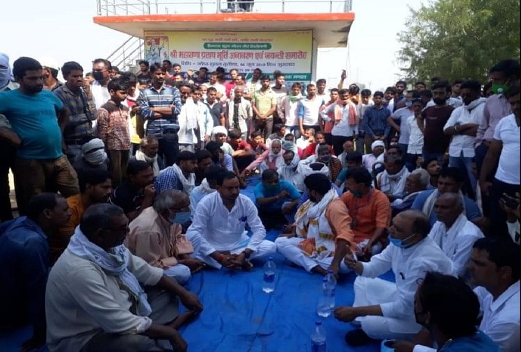आरोपियों के पक्ष में 12 गांव के लोगों की पंचायत