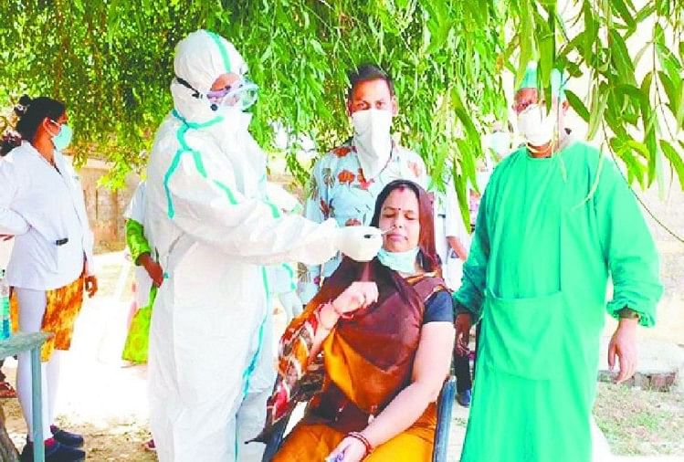 देश में कोरोना से मौत का आंकड़ा एक लाख के पार, ये 40 जिले सर्वाधिक प्रभावित कोरोना वायरसः जांच के नमूने लेती टीम