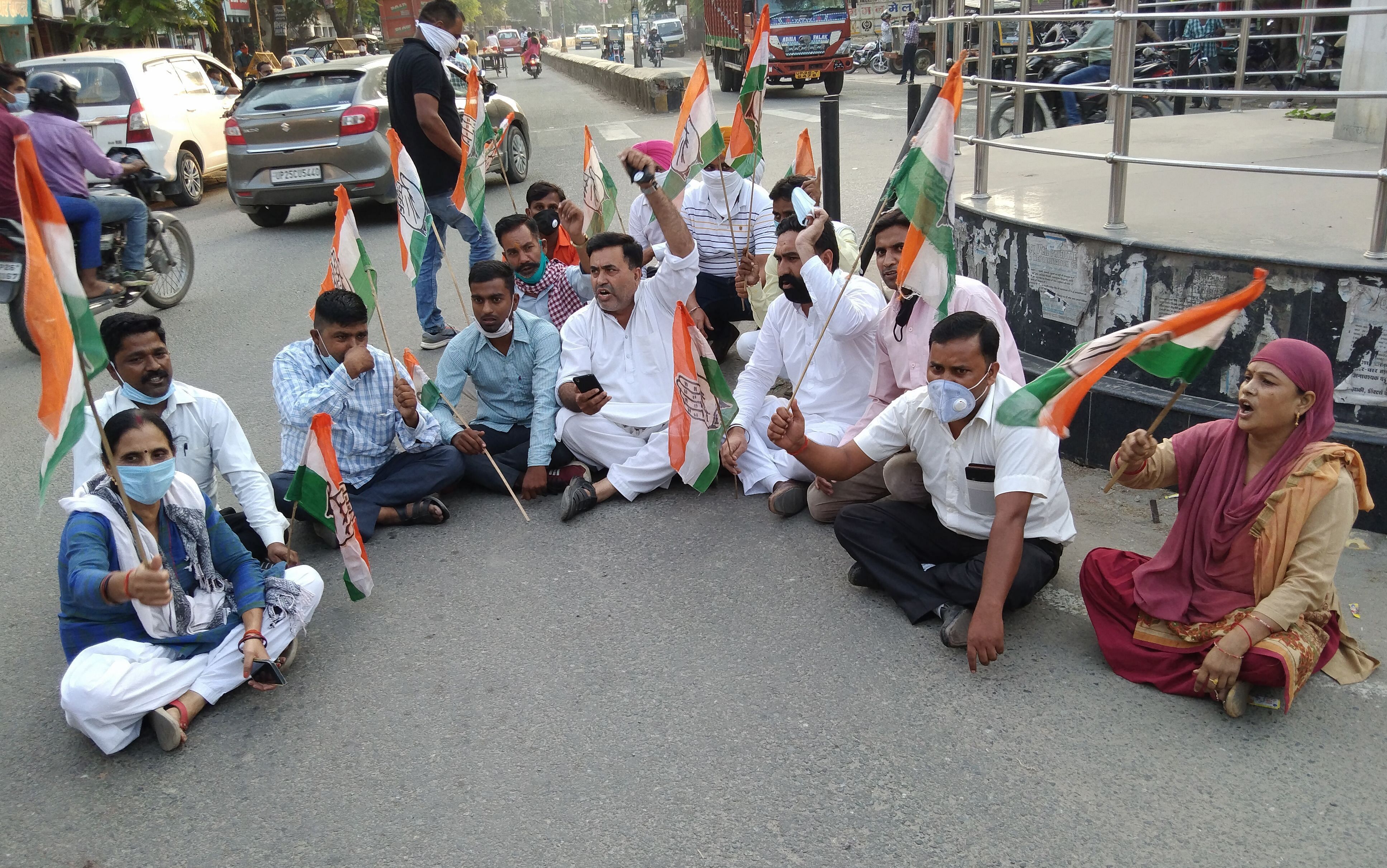 छतरी चौराहा पर धरना देते कांग्रेस कार्यकर्ता। छतरी चौराहा पर धरना देते कांग्रेस कार्यकर्ता।