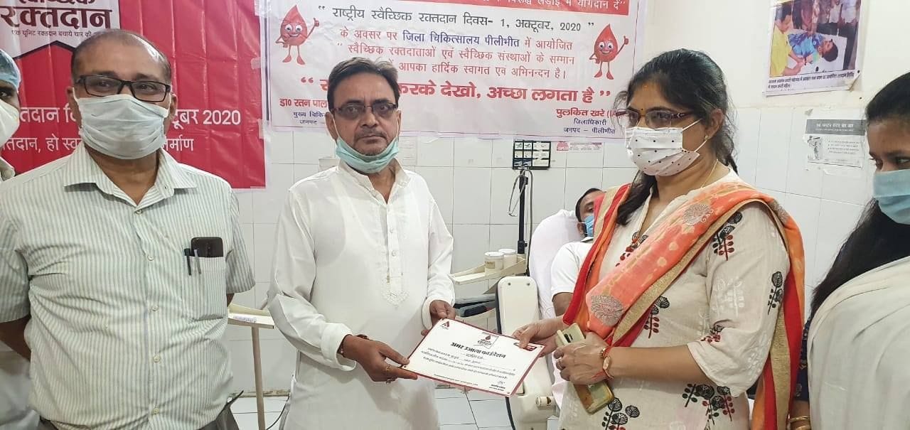 अमर उजाला फाउडेंशन के तत्वाधान में आयोजित स्वैच्छिक रक्तदान शिविर में रक्तदान करने वाले महादान? अमर उजाला फाउडेंशन के तत्वाधान में आयोजित स्वैच्छिक रक्तदान शिविर में रक्तदान करने वाले महादान?