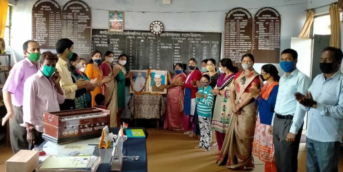 चंपावत जीजीआईसी में बापू-शास्त्री के चित्र पर माल्यार्पण करती प्रधानाचार्या निधि सक्सेना। चंपावत जीजीआईसी में बापू-शास्त्री के चित्र पर माल्यार्पण करती प्रधानाचार्या निधि सक्सेना।