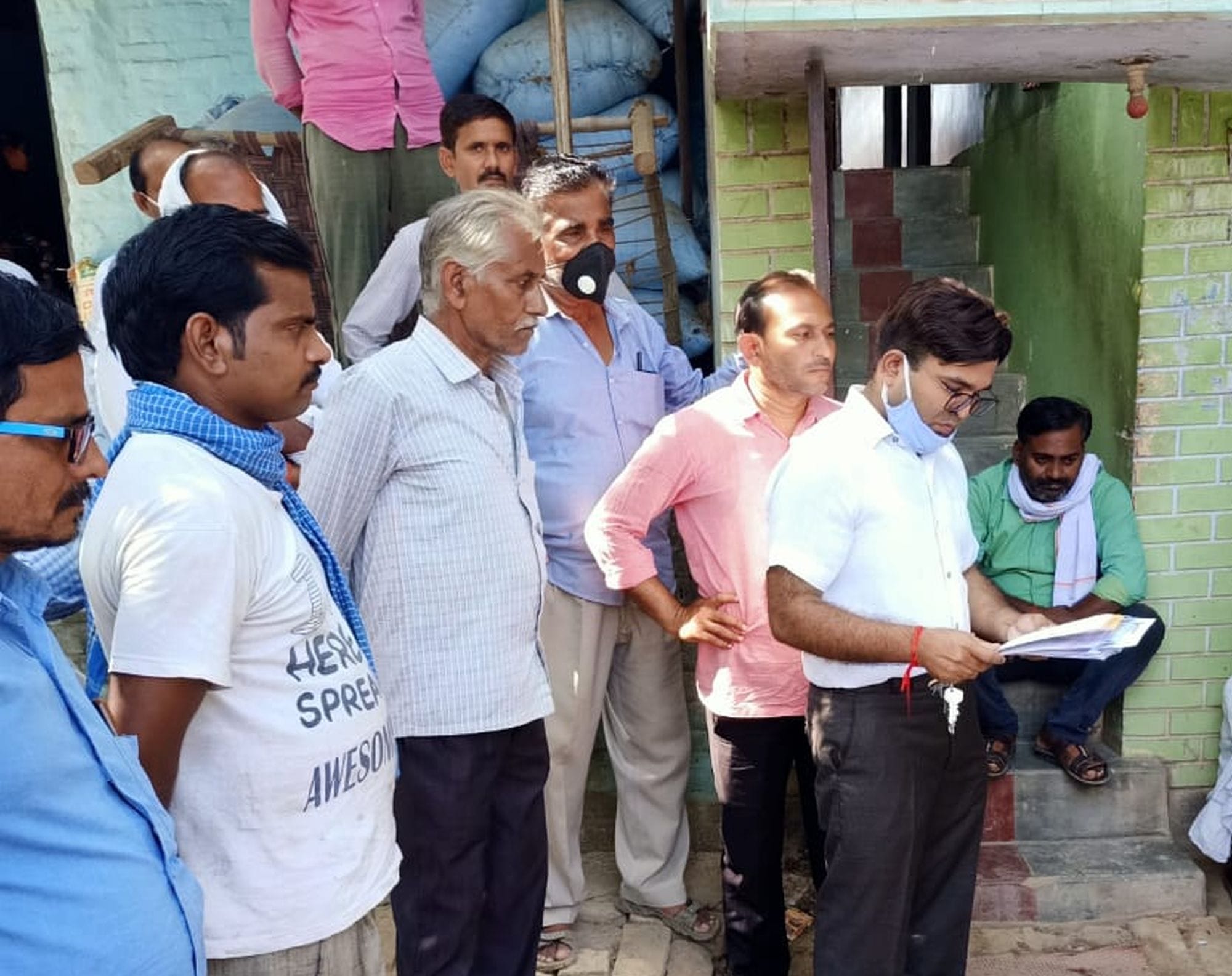 अरौल कस्बे में मृतक शुभम की रिपोर्ट देखते डॉ. गणेश प्रसाद अरौल कस्बे में मृतक शुभम की रिपोर्ट देखते डॉ. गणेश प्रसाद