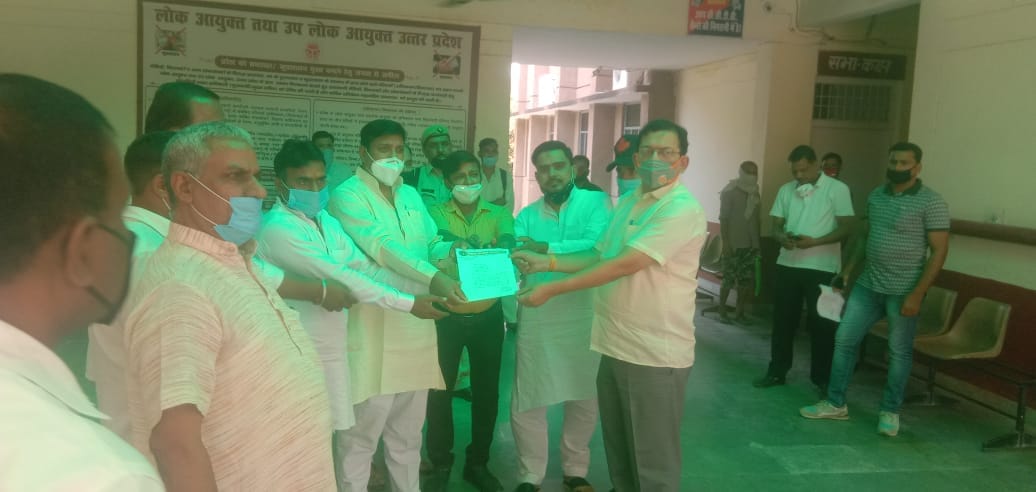 हाथरस की बेटी के हत्यारो की फासी की मांग को लेकर कैराना एसडीएम को ज्ञापन देते व्यापार मंडल के पदा? हाथरस की बेटी के हत्यारो की फासी की मांग को लेकर कैराना एसडीएम को ज्ञापन देते व्यापार मंडल के पदा?