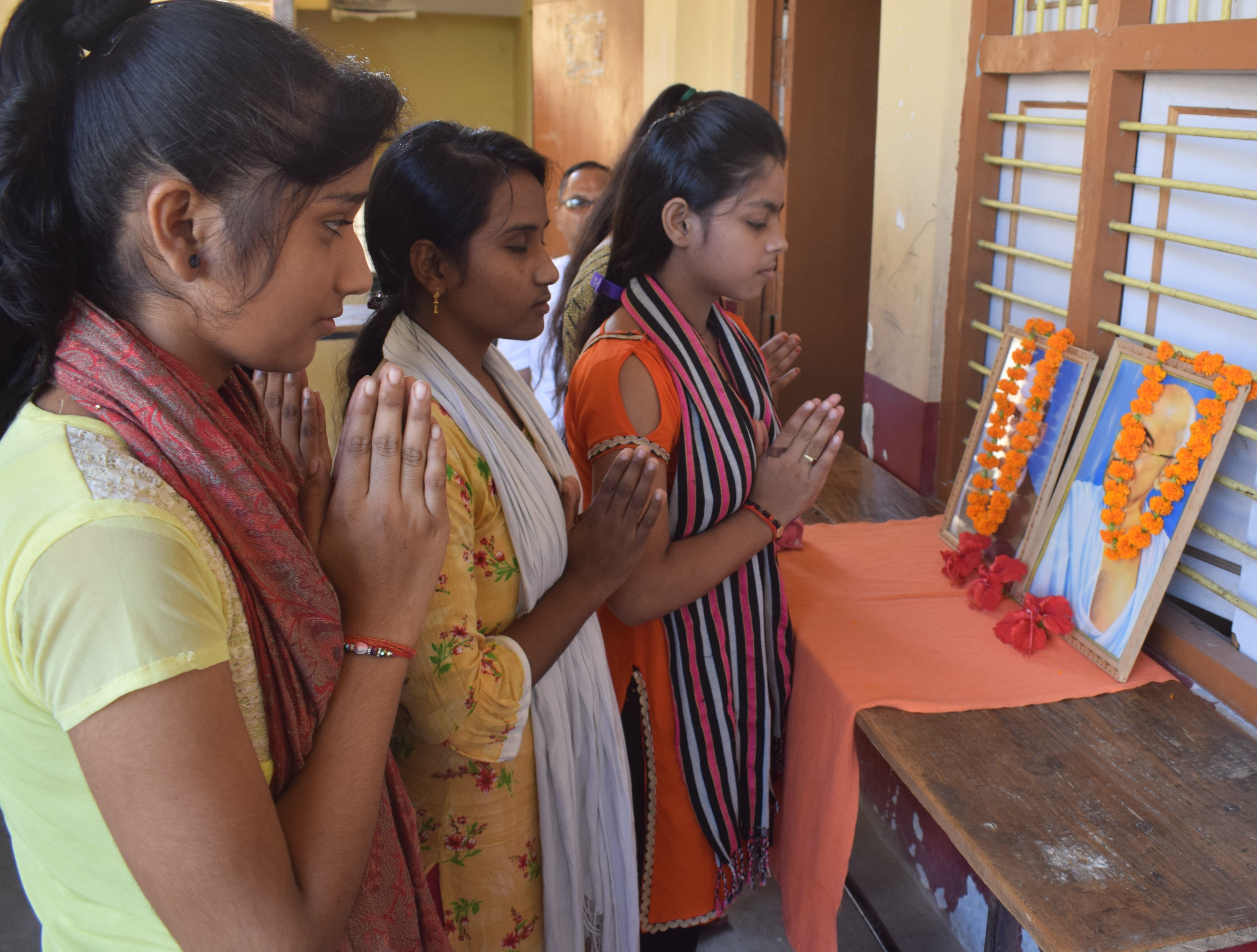 बदरका स्थित भारत भरती स्कूल में महात्मा गांधी और लाल बहादुर शास्त्री को श्रद्धांजलि देती छात्रा