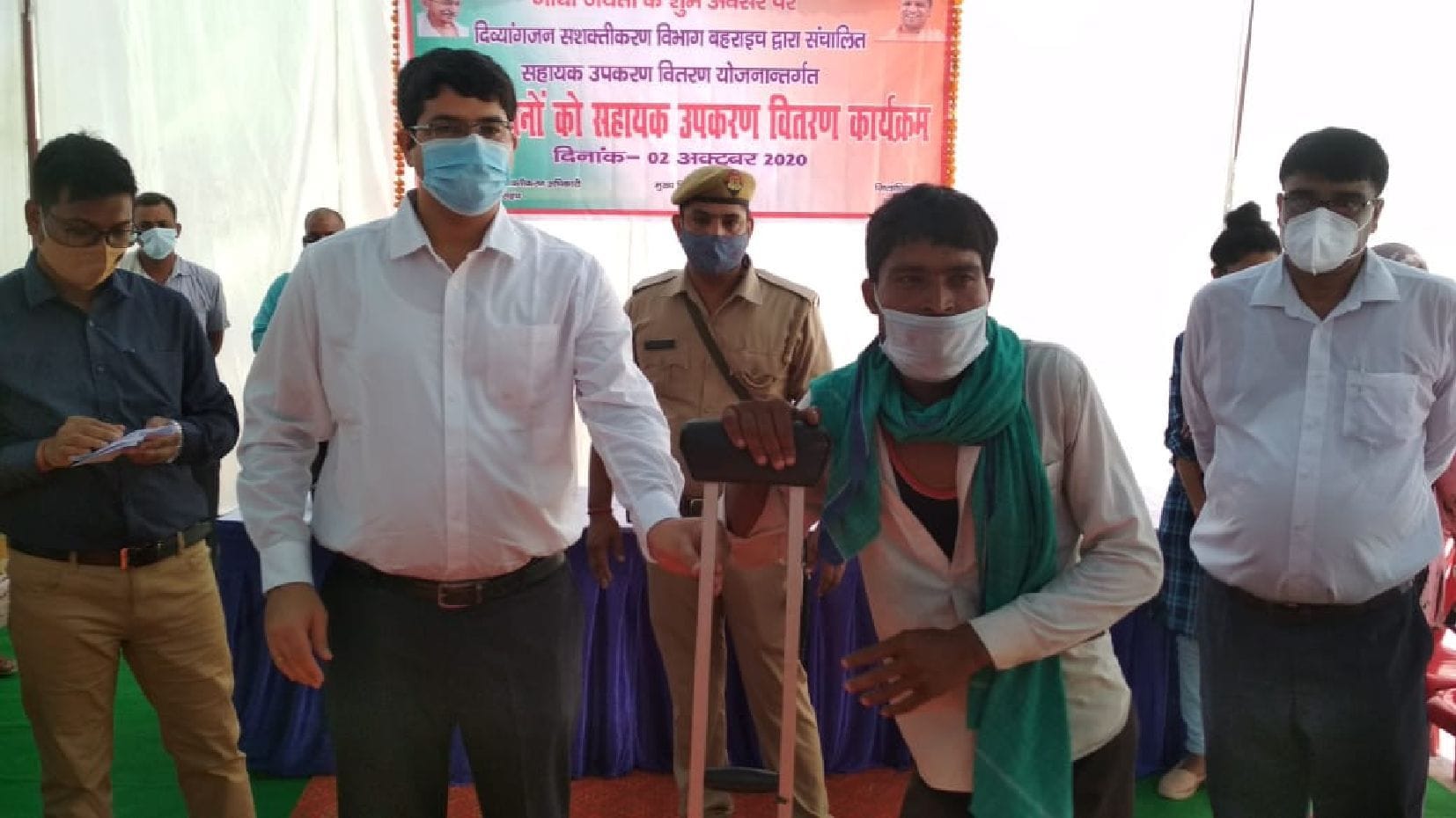 बहराइच के कलेक्ट्रेट में शुक्रवार को गांधी जयंती पर कार्यक्रम में दिव्यांगों को उपकरण वितरित कर बहराइच के कलेक्ट्रेट में शुक्रवार को गांधी जयंती पर कार्यक्रम में दिव्यांगों को उपकरण वितरित कर