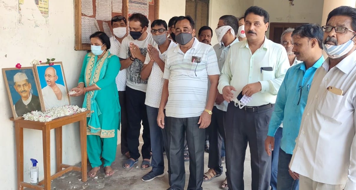 डीएपी पीजी कालेज में महात्मा गांधी और लाल बहादुर शास्त्री को श्रद्धांजलि देते शिक्षक।